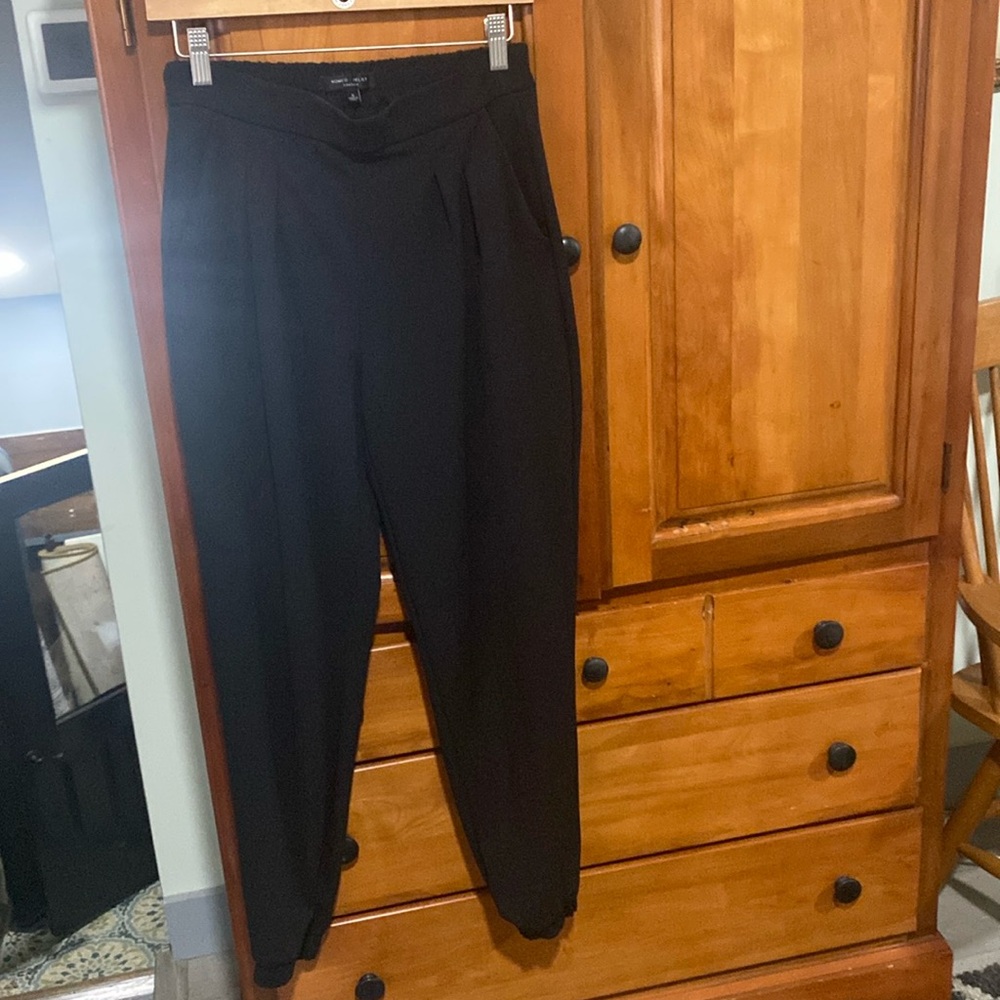 ROMEO & JULIET COUTURE • Size S• Black Cropped Ankle Pant